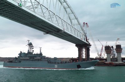 Впервые под аркой Крымского моста прошел большой десантный корабль «Азов»