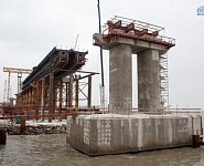 Для Крымского моста начали сооружать железнодорожные пролеты