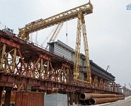 Для Крымского моста начали сооружать железнодорожные пролеты