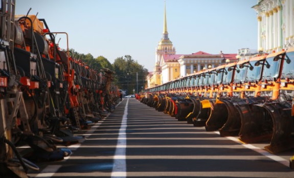 Дорожники Петербурга готовы к зиме. Улицы будут расчищать более 1500 единиц техники