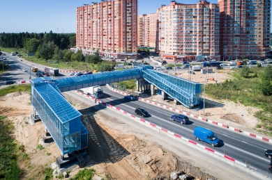 На въезде в Звенигород на ЦКАД-5 в Подмосковье построили надземный переход