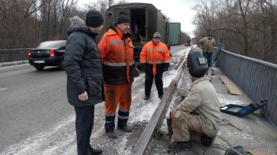 На мосту по улице Антонова в Пензе восстанавливают ограждение