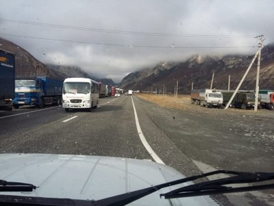 Военно-Грузинская дорога остается закрытой для фур. На границе почти 500 большегрузов
