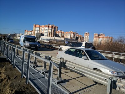 В Хабаровске открыли движение по временному мосту через реку Правая Березовая