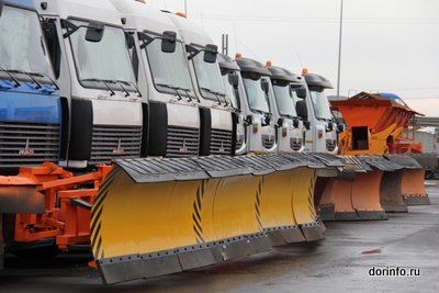 Более 160 единиц спецтехники расчищали дороги Барнаула после снежной бури на выходных