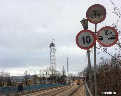 Запрещено движение большегрузов по трем мостам в Астраханской области