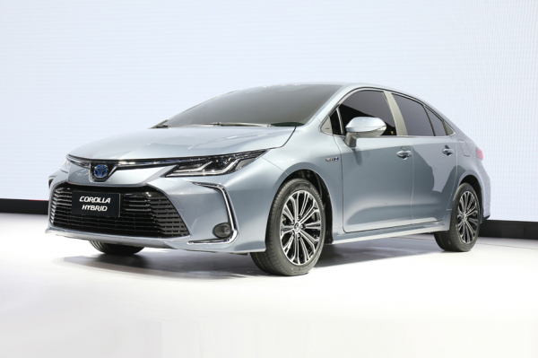 Седан Toyota Corolla: новая «тележка» и два варианта внешности