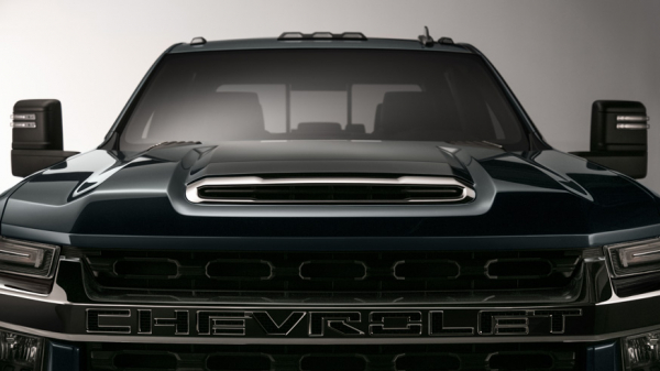 Новый Chevrolet Silverado HD: более мощный мотор и подножки позади кабины