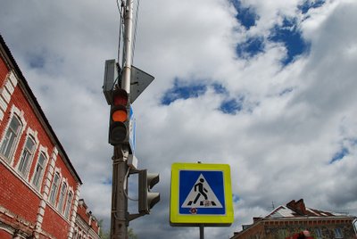 Дорожные знаки и светофоры в Москве готовят к зиме