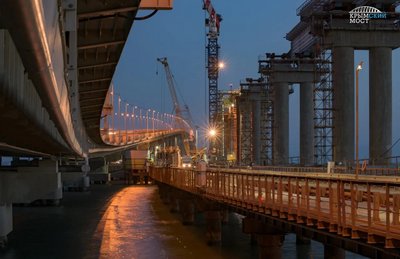 У фарватерных опор Крымского моста соорудили специальные конструкции для защиты