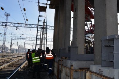 В Белогорске в Приамурье устанавливают конструкции для укрепления аварийного путепровода