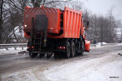Порядка 250 спецмашин убирали от снега дороги в Волгоградской области