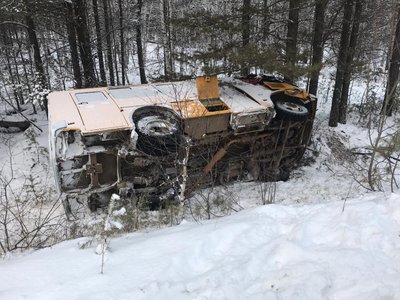Школьный автобус попал в ДТП с трактором на трассе в Иркутской области