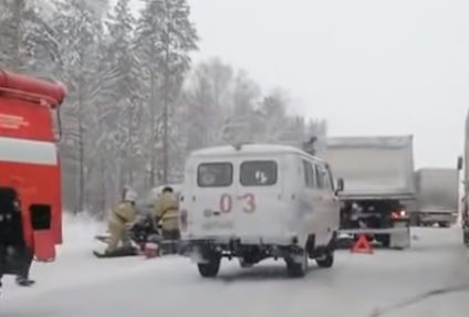 В массовой аварии с микроавтобусом на трассе Р-256 в Алтайском крае погибла женщина