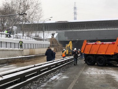 Движение транспорта в районе Тушинского тоннеля в Москве организуют по временной схеме