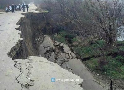 Оползень разрушил участок дороги в Горячем Ключе на Кубани