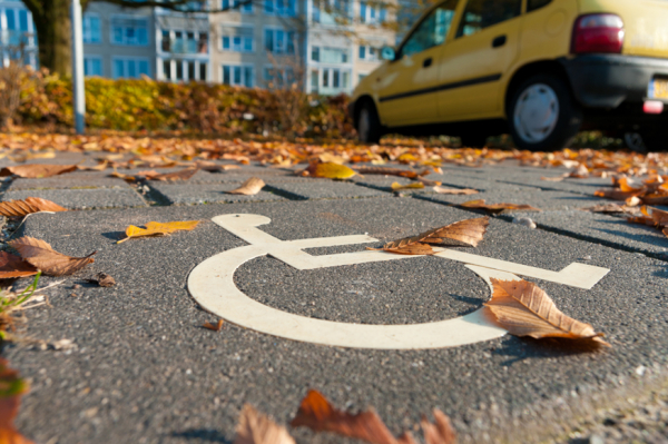 Проблемы с парковками для инвалидов так и не решились. Почему?