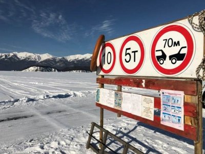 Пять ледовых переправ открыли на озере Байкал в Бурятии