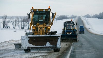 Более 100 единиц спецтехники расчищают федеральные дороги в Самарской и Ульяновской областях