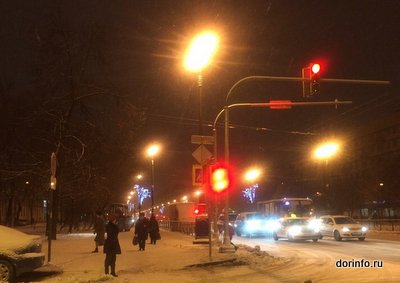 Уличное освещение модернизируют в 15 районах Петербурга