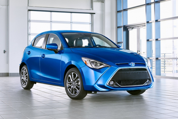 Когда собственная модель продаётся хуже: Toyota снова позаимствовала компакт у Mazda