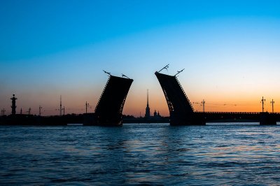 Дворцовый мост в Петербурге изменит подсветку во вторник
