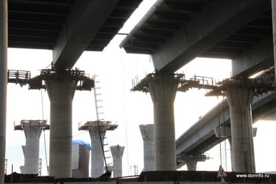 Опоры моста через реку Сетунь на Южном дублере Кутузовского проспекта в Москве забетонировали