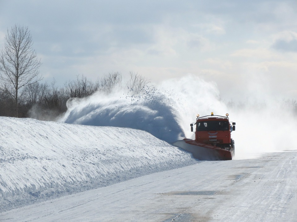 В Омске из-за  снегопада ночью провели портивогололедную обработку дорог