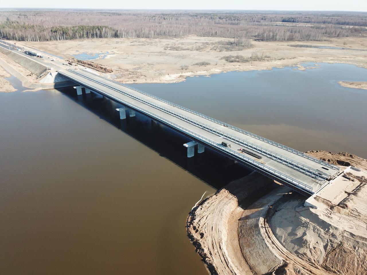Председатель Автодора проехал по строящемуся мосту через реку Шоша на трассе М-11 в Тверской области
