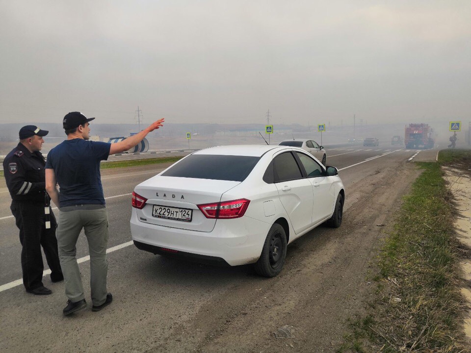 Из-за возгорания сухой травы на трассе в Емельяновском районе Красноярского края ухудшена видимость