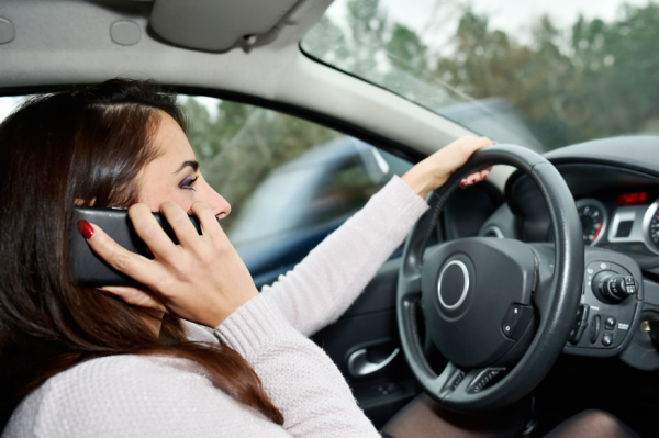 Российские водители считают, что говорить по телефону за рулём опасно