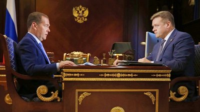 Медведев призвал обратить внимание на качество региональных дорог на встрече с главой Рязанской области