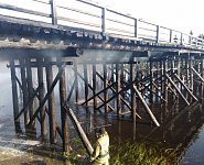 На трассе Таборы – Добрино в Свердловской области закрыт проезд по деревянному мосту из-за пожара