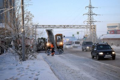 С улиц Якутска снег убирают круглосуточно