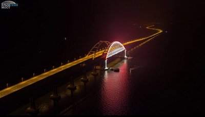 На ж/д части Крымского моста протестировали подсветку