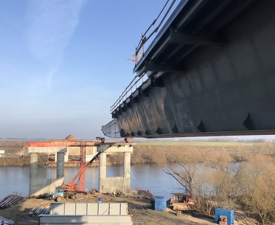 На ЦКАД-4 в Подмосковье идет надвижка пролетов моста через Москву-реку около города Бронницы