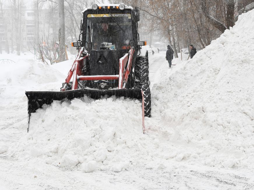 Автомобилистов Москвы просят быть осторожнее на дорогах из-за дождя и снега