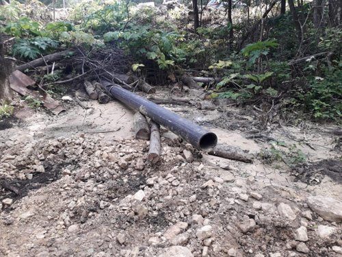 Под отремонтированной дорогой Гатчина — Ополье в Ленобласти неизвестные проложили трубу