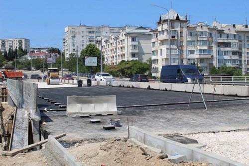 Началось асфальтирование моста через суходол в Севастополе