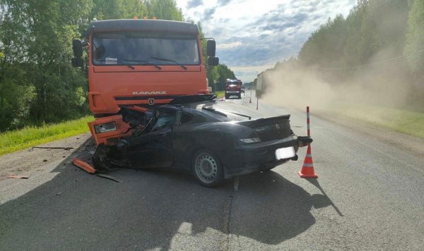 Водитель легковушки погиб в аварии с молоковозом на трассе Р-176 Вятка в Кировской области