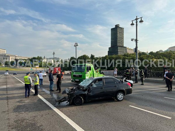 Два человека погибли в утреннем ДТП на Большом Каменном мосту в Москве
