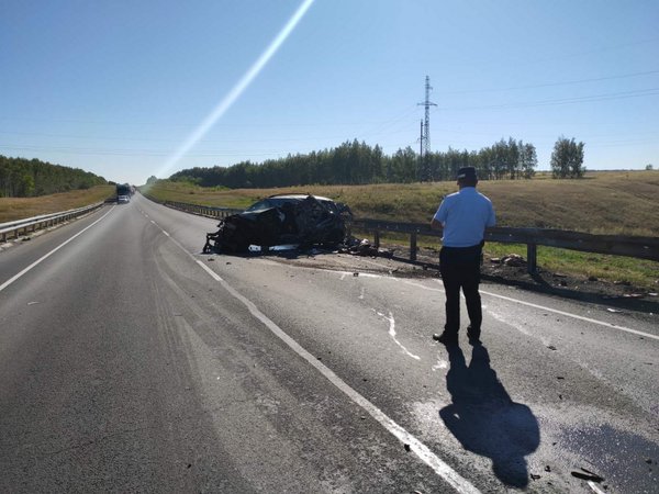 Двое погибли в аварии с грузовиком и легковушкой на трассе М-5 Урал в Самарской области