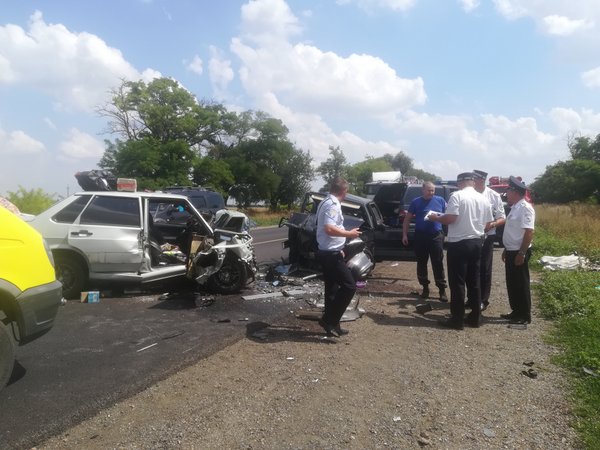 Один погиб, пятеро пострадали в аварии на трассе Р-217 Кавказ на Кубани