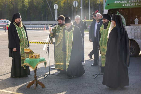 На трассе М-11 Нева в Новгородской области отслужили молебен в честь прибытия ковчега со святыней