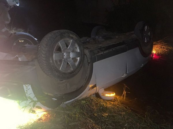 Иномарка опрокинулась с моста в реку в Тверской области: водитель погиб