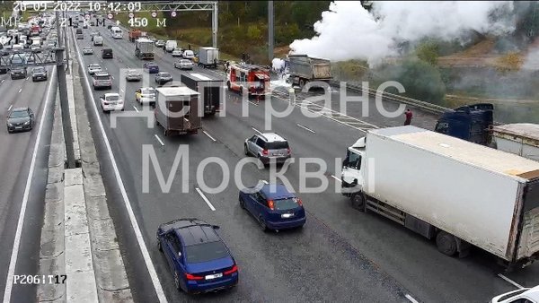 На внешней стороне МКАД в Москве горящий грузовик затруднил движение