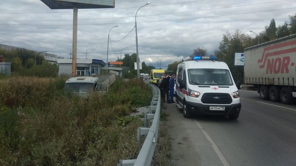 Водитель КАМАЗа скончался в машине «скорой» после ДТП в Екатеринбурге