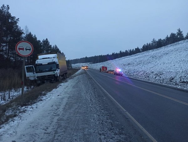 Водитель иномарки погиб в утренней аварии на трассе М-5 Урал в Челябинской области