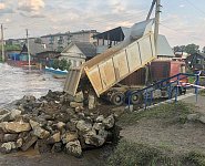 Дорожники проводят отсыпку у мостов на трассе Р-255 Сибирь в Нижнеудинске для предотвращения размывов