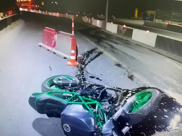 В ночной аварии на трассе под Тюменью погиб мотоциклист